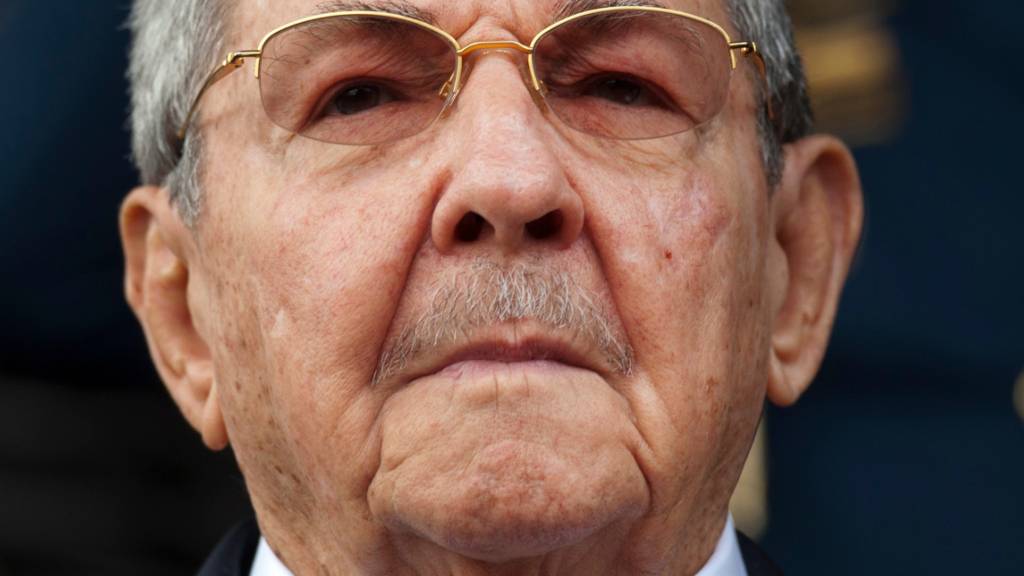 ARCHIV - Kubas damaliger Präsident Raul Castro hört die kubanische und die venezolanische Nationalhymne während seiner Begrüßungszeremonie im Präsidentenpalast Miraflores. Foto: Ariana Cubillos/AP/dpa (Archivbild)