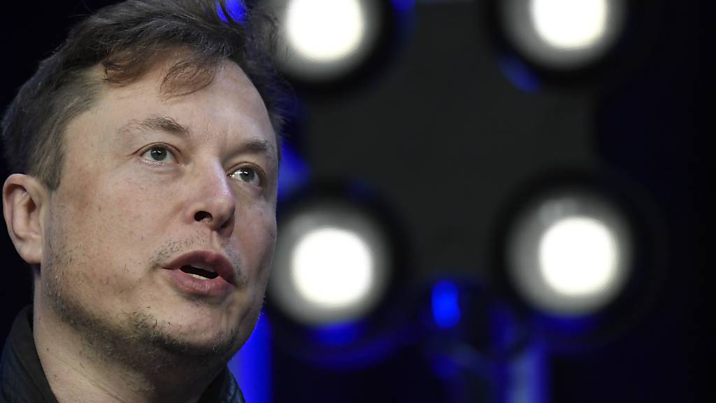 Elon Musk unterstützt die von Russland angegriffene Ukraine mit seinem Satelliten-Internetdienst Starlink und den nötigen Empfangsanlagen.