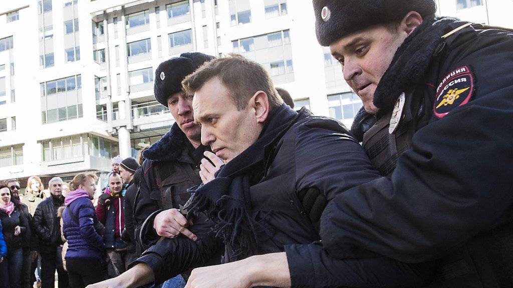 Alexej Nawalny wird in Moskau von der Polizei abgeführt.