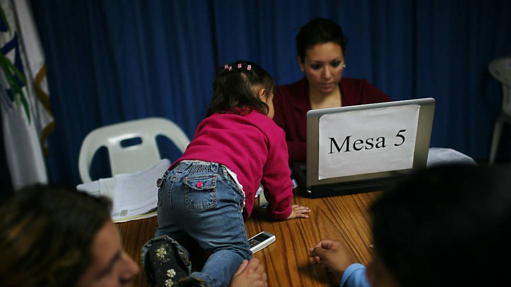 Ein Adoptivkind bei einem Beratungsgespräch mit der Staatsanwältin in Guatemala. (Archivbild)