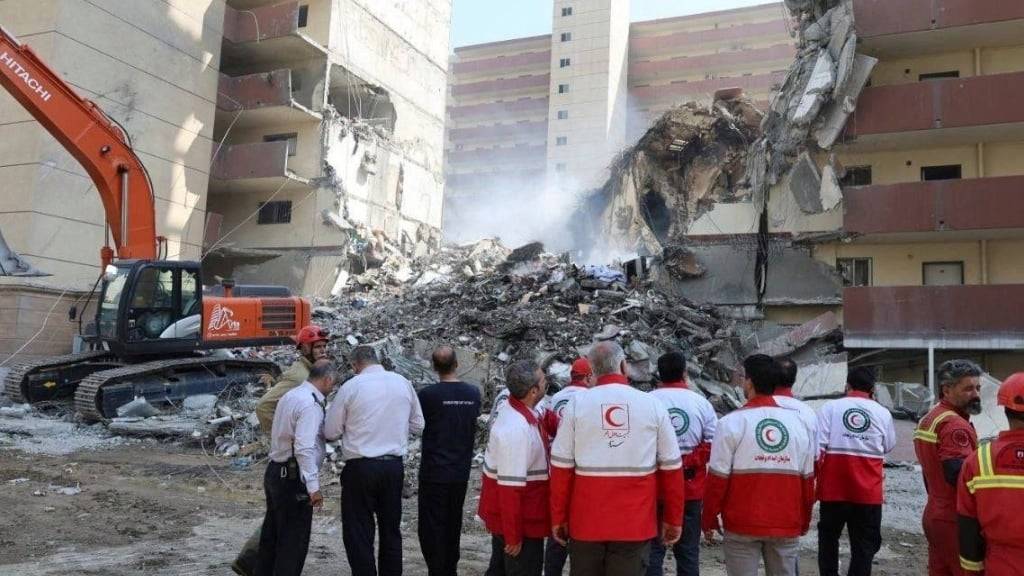 HANDOUT - Auf diesem von der iranischen Gesellschaft des Roten Halbmonds veröffentlichten Foto arbeiten Rettungskräfte am Ort einer Explosion Foto: Uncredited/Iranian Red Crescent Society/dpa