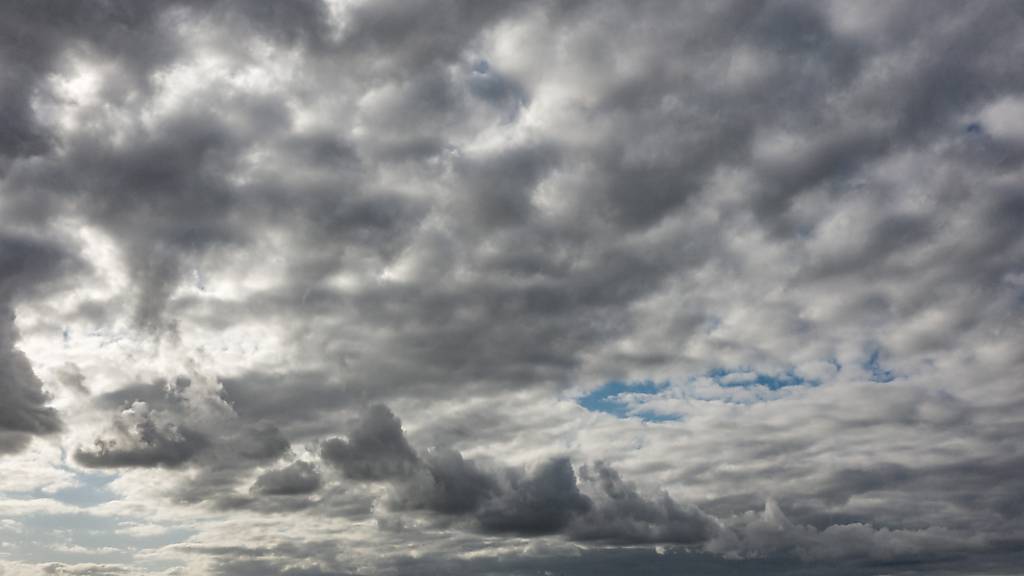 Dunkle Wolken kündigen das Sturmtief Hendrik an. (Symbolbild)