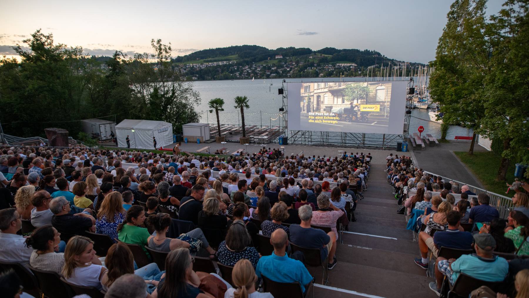 Im Bild ist das Open Air Kino in Luzern am Alpenquai // Openair-Kino // Open-Air-Kino // Film // Kanti Alpenquai Kantonsschule // Open Air Cinema Luzern