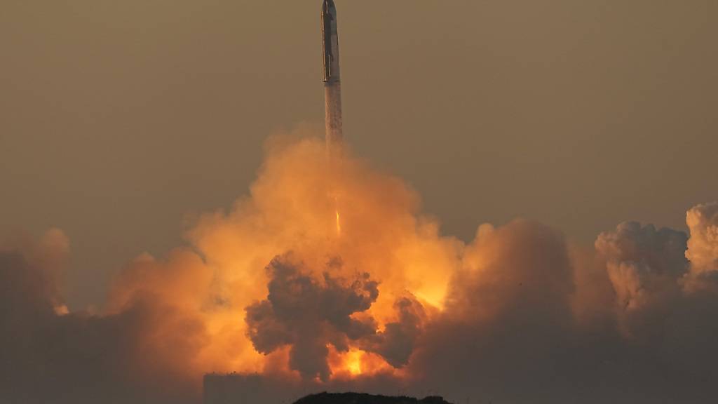 SpaceX's Mega-Rakete «Starship» startet zu einem Testflug. Das größte jemals gebaute Raketensystem der Raumfahrtgeschichte hat auch einen zweiten Testflug nicht abschließen können. Foto: Eric Gay/AP/dpa