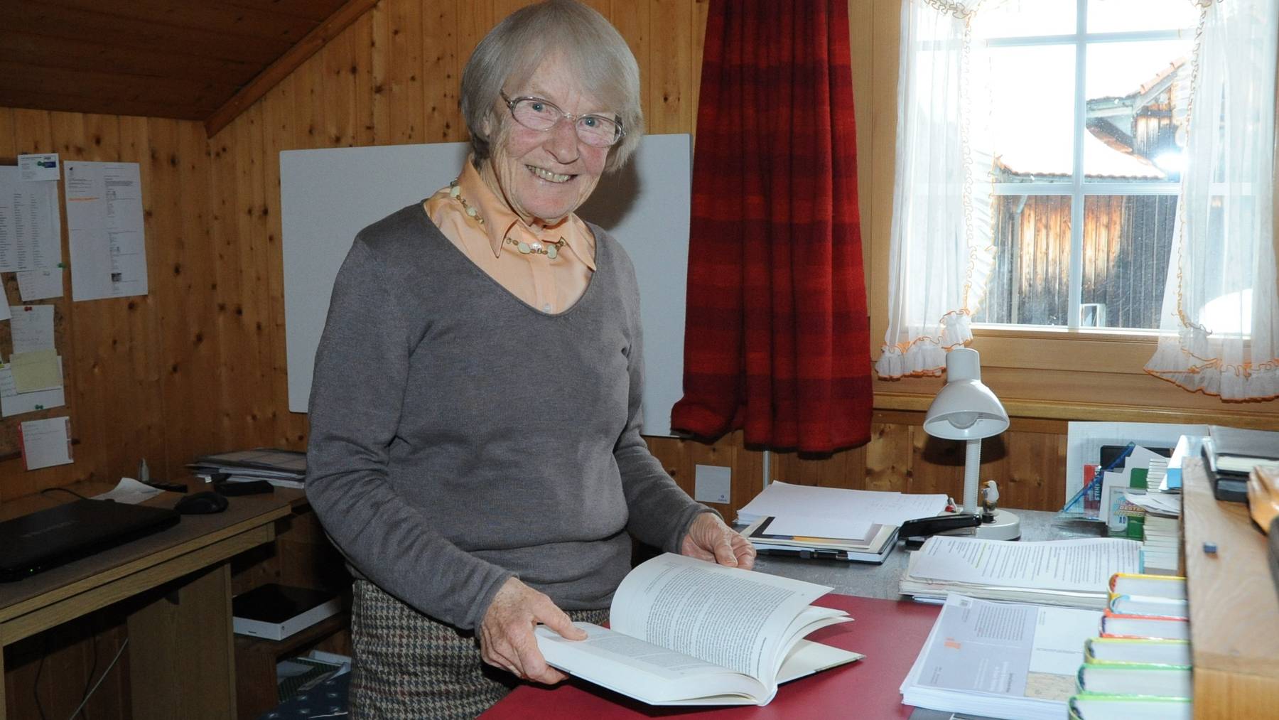 Trudi Schmid hat es geschafft: Mit 77 Jahren hält sie ihre Doktorarbeit in den Händen.