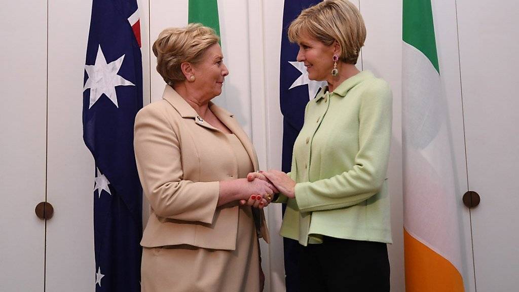 Irlands stellvertretende Ministerpräsidentin Frances Fitzgerald (l.) - hier mit Australiens Aussenministerin Julie Bishop - sieht sich im Parlament mit der Vertrauensfrage konfrontiert. (Archivbild)