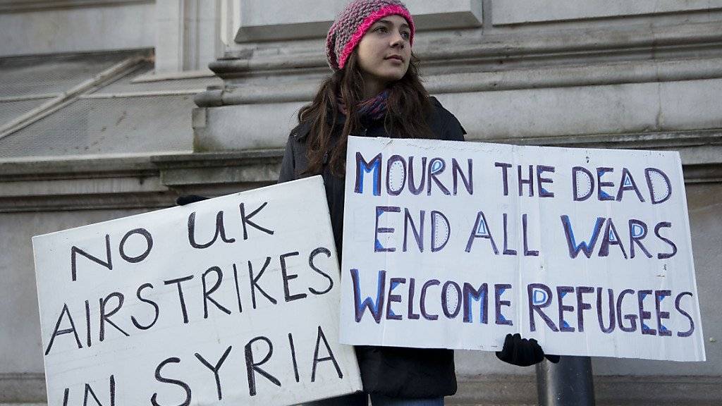 Rund 4000 Menschen haben am Dienstag in London gegen britische Luftangriffe gegen die IS-Terrormiliz in Syrien protestiert.  Am Mittwoch stimmt das britische Parlament über die Beteiligung an Lufteinsätzen in Syrien ab.