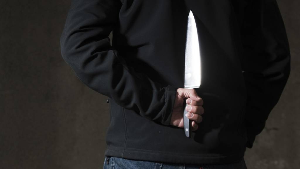 Passanten halten Messer-Angreifer mit Besen und Eisenstagen auf