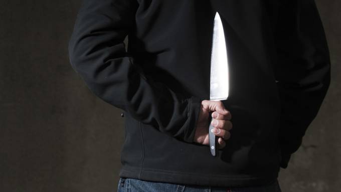 Passanten halten Messer-Angreifer mit Besen und Eisenstagen auf