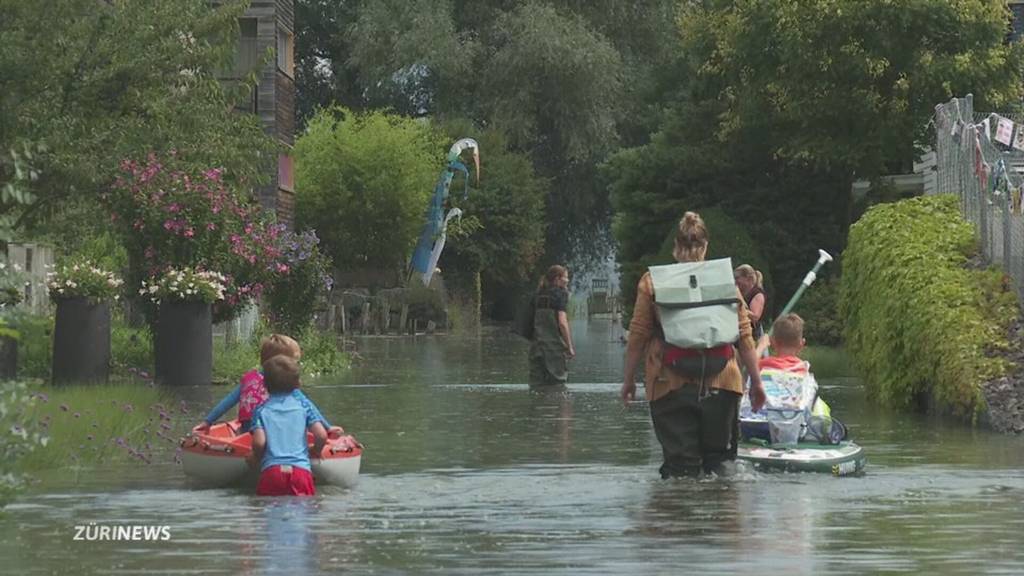 Dauerregen lässt Pegel steigen – Quartier in Giswil unter Wasser