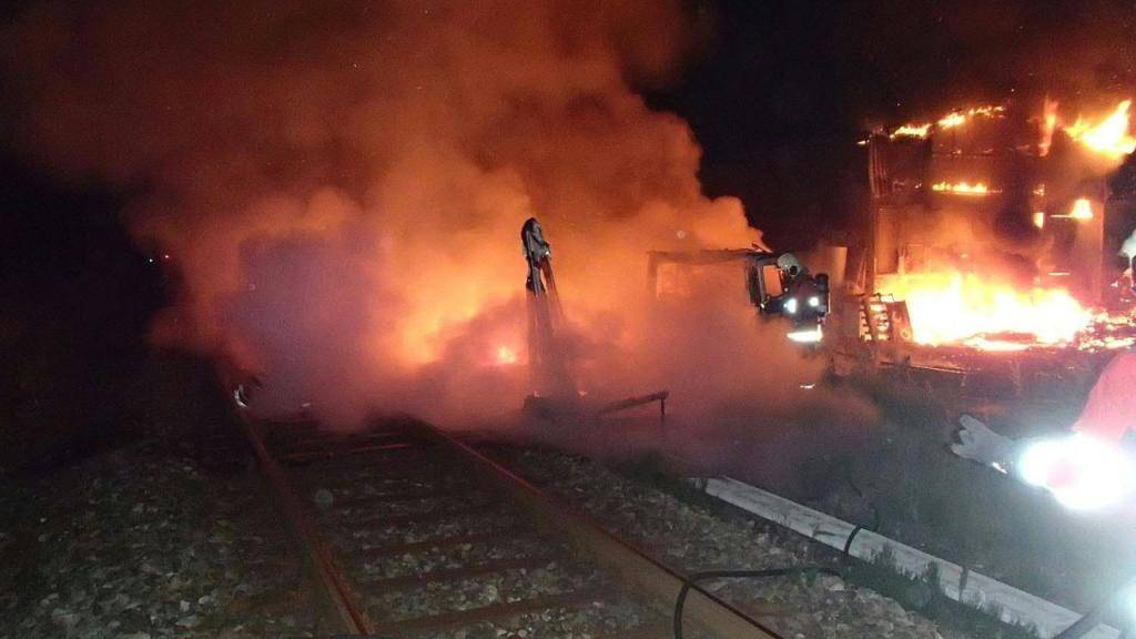 Brand in Gleisnähe: Ein Wohnwagen und ein Wohnmobil fingen Feuer in Kölliken AG. Der Brand beschädigte die Fahrleitungen und den Kabelschacht.