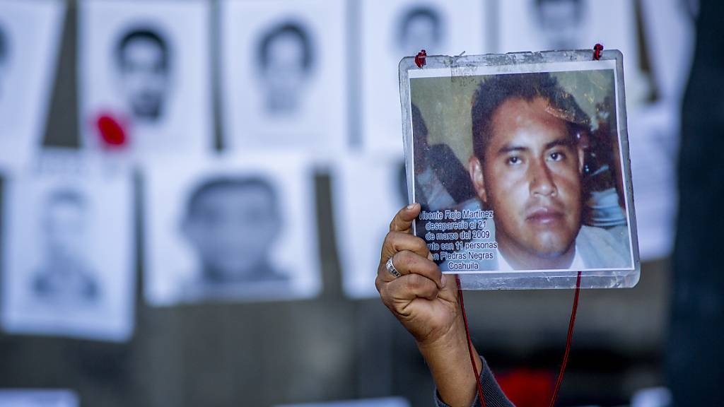 ARCHIV - Bei einem Protest in der mexikanischen Hauptstadt zeigt ein Mann das Bild seines 2009 verschwundenen Sohnes. Foto: Jair Cabrera Torres/dpa