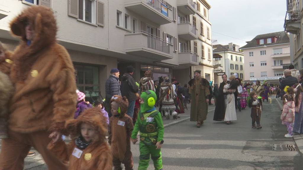 Kleine Fasnächtler präsentieren in Kriens ihre Masken und Kostüme