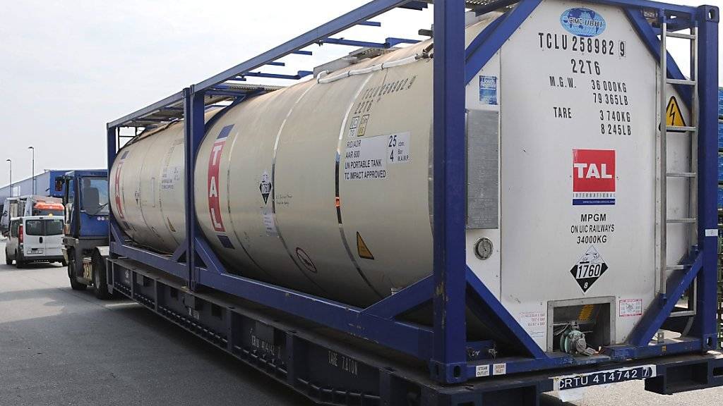 Ein Container mit Senfgas der syrischen Regierung auf dem Weg zur fachmännischen Zerstörung. Laut einem Diplomaten soll die Terrormiliz IS Senfgas im Irak gegen kurdische Kämpfer eingesetzt haben. (Archiv)