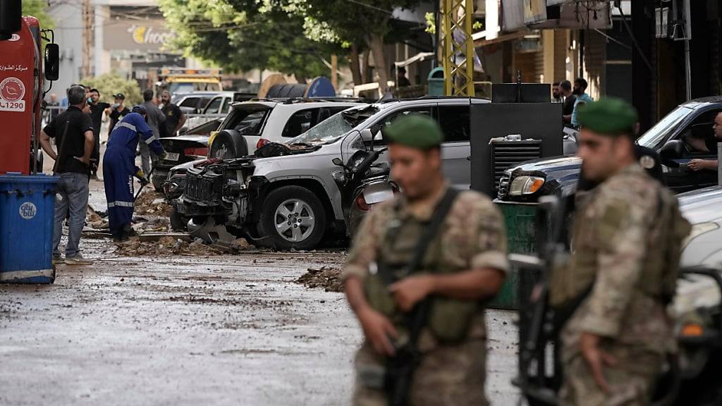 Libanesische Soldaten stehen in der Nähe des Ortes des israelischen Angriffs in einem südlichen Vorort von Beirut Wache. Foto: Bilal Hussein/AP