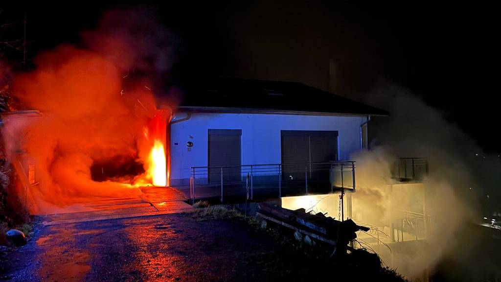 Brand in Mehrfamilienhaus reisst Bewohner aus dem Schlaf