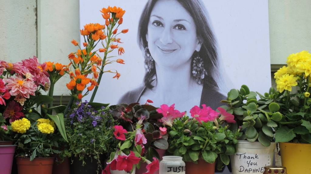 ARCHIV - Kerzen und Blumen stehen im Gedenken vor einem Foto der ermordeten maltesischen Journalistin Daphne Caruana Galizia vor dem Justizpalast in Valletta. Foto: Lena Klimkeit/dpa/Archivbild