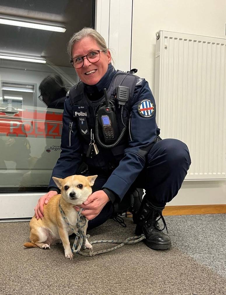 Zoe mit einer Polizistin auf dem Posten der Gemeindepolizei Regensdorf.