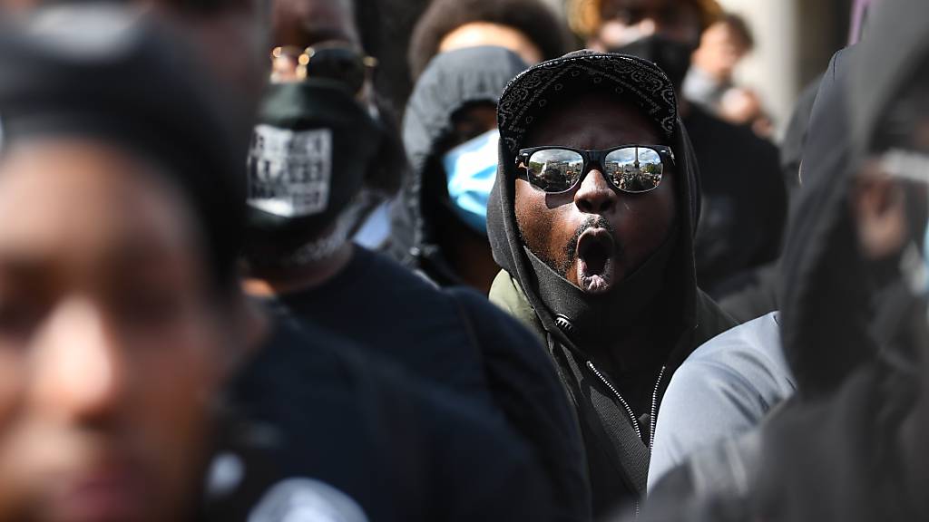 Mitglieder der «Black-Lives-Matter»-Bewegung demonstrieren auf dem Trafalgar Square gegen Rassismus und Polizeigewalt. Foto: Victoria Jones/PA Wire/dpa