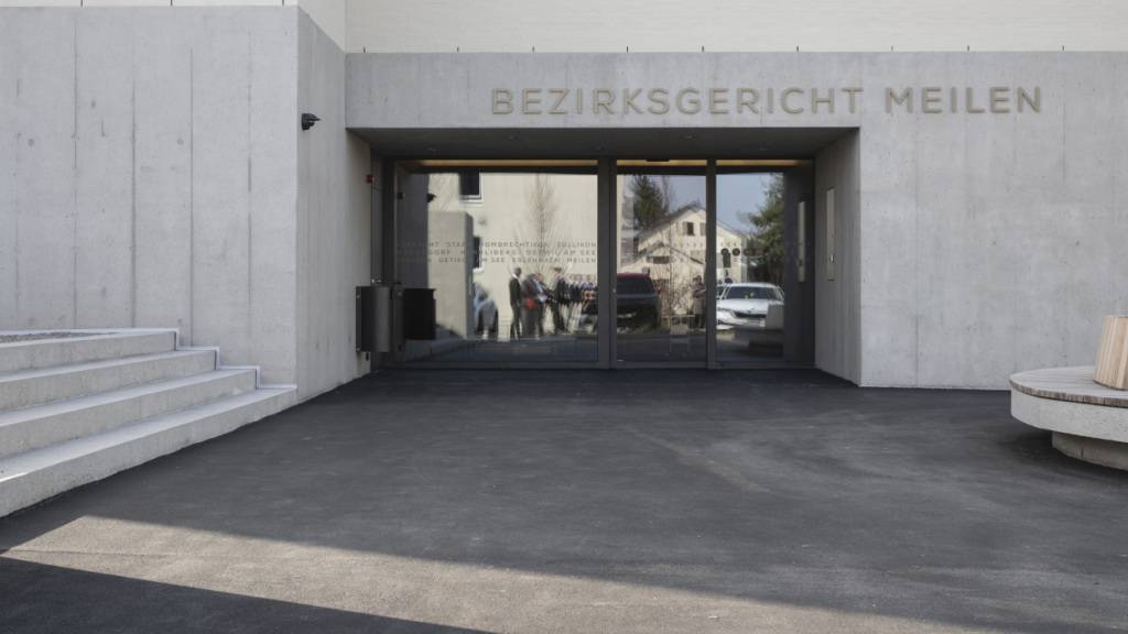 Eine Ärztin muss sich am Donnerstag wegen Vernachlässigung der kranken Mutter vor dem Bezirksgericht Meilen verantworten. (Symbolbild)