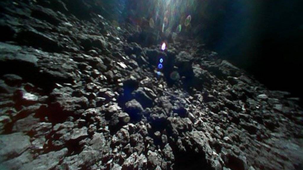 Die Oberfläche des Asteroiden Ryugu ist zerklüftet. Die Aufnahme vom 23. September stammt von einem Roboter-Kundschafter der japanischen Raumsonde "Hayabusa2. Nun macht der Lander «Mascot» weitere Bilder.