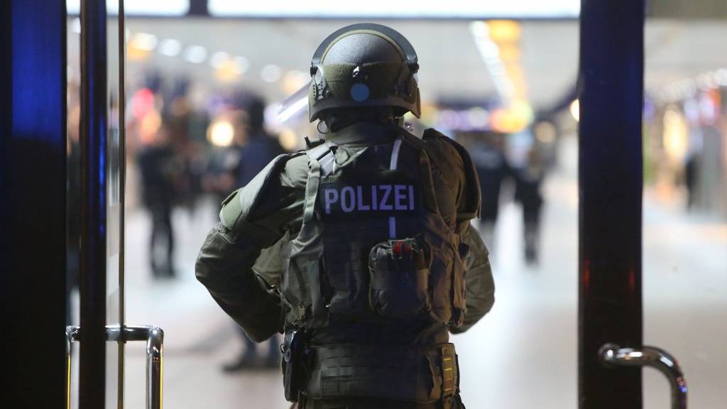 Ein mit einer Axt bewaffneter Mann hat am Donnerstagabend mehrere Personen am Düsseldorfer Hauptbahnhof verletzt.