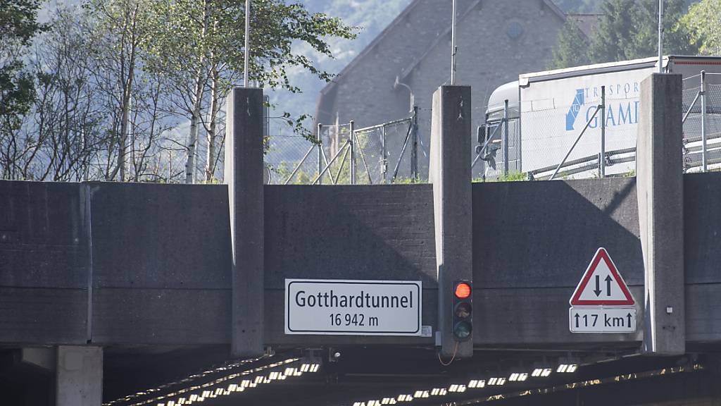 Die defekte Zwischendecke im Gotthard-Strassentunnel ist in der Nacht auf Dienstag zurückgebaut worden. Die Arbeit sind damit auf Kurs. (Archivbild)