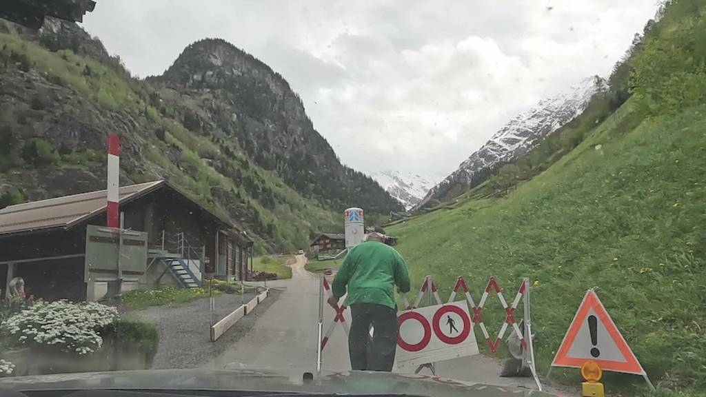 Betroffene nach Hangrutsch in Bristen