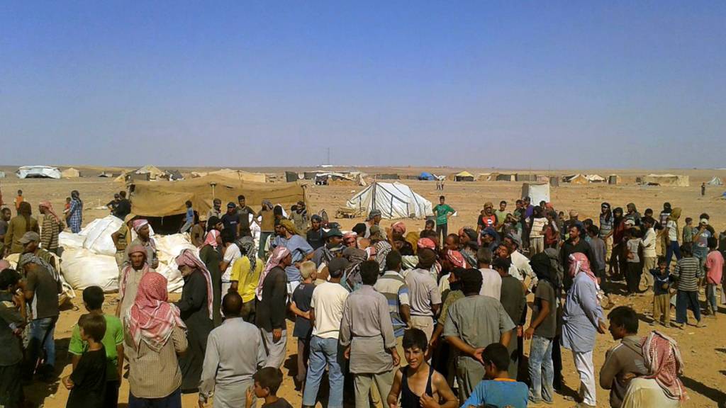 Hungernde als Spielball der Macht: Menschen bei einer Lebensmittelverteilung in einem Flüchtlingslager an der syrisch-jordanischen Grenze. (Archivbild)
