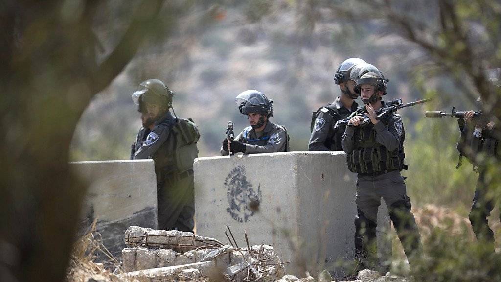Israelische Soldaten in der Nähe der palästinensischen Stadt Ramallah.(Archiv) Israelische Sicherheitskräfte haben nach einer erneuten Messerattacke einen Palästinenser erschossen.