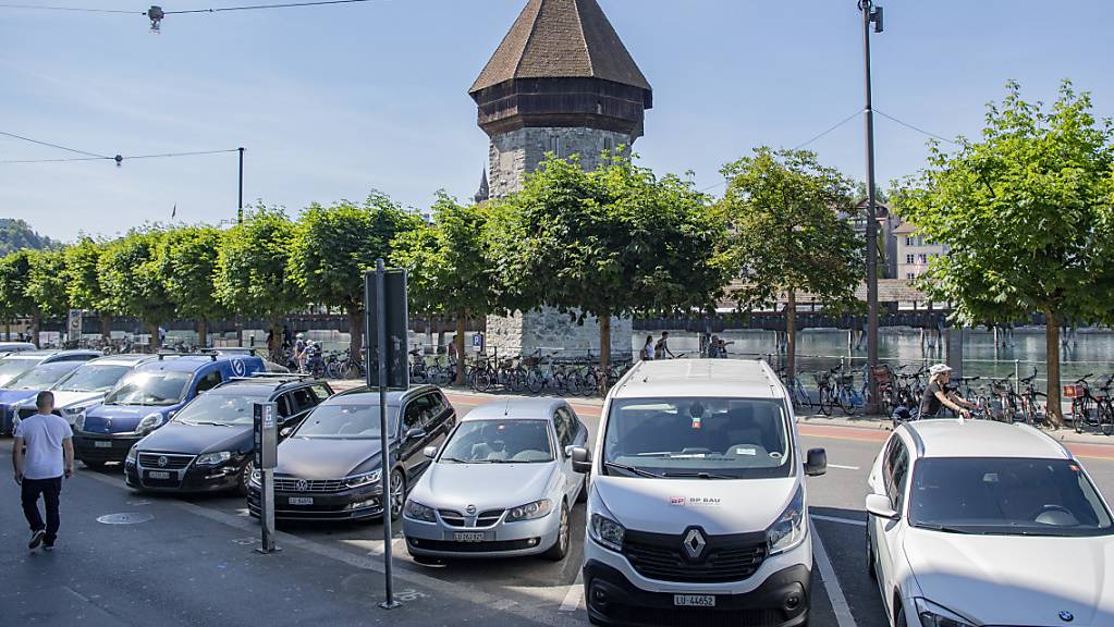 In der Stadt Luzern sollen die Parkgebühren steigen - ein neues Parkplatz-Konzept soll nun aber vors Volk kommen. (Archivbild)