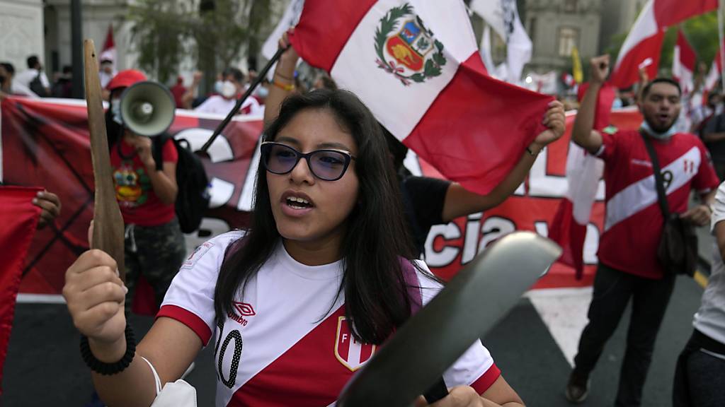 In der peruanischen Hauptstadt Lima sind am Samstag hunderte Demonstranten auf die Strasse gegangen. Sie fordern den Rücktritt von Staatschef Pedro Castillo.