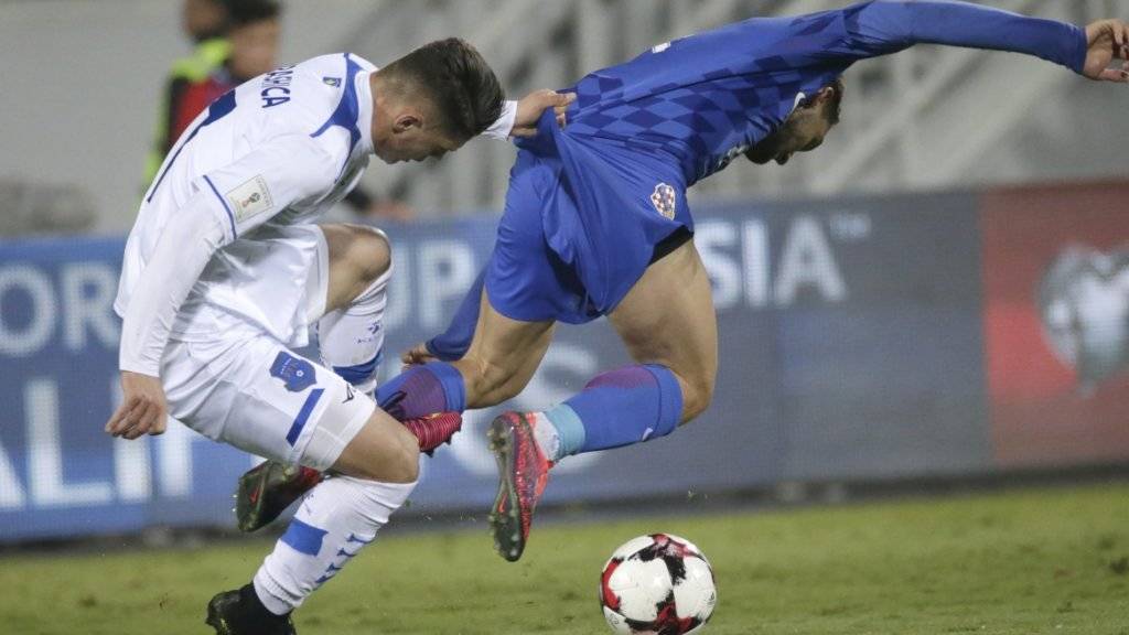 (K)ein Halten: Kosovos Milot Rashica (li.) kann Kroatiens Mateo Covacic nicht bremsen