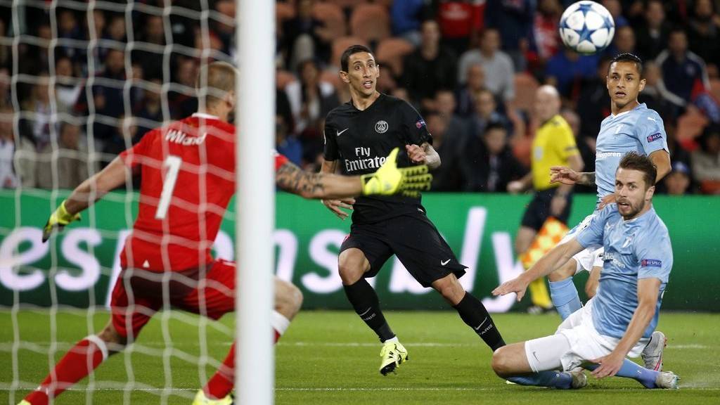 epa04932070 Angel Di Maria (C) of Paris Saint Germain scores the 1-0 lead during the UEFA Champions League Group A soccer match between Paris Saint Germain and Malmo FF at the Parc des Princes Stadium, in Paris, France, 15 September 2015.  EPA/YOAN VALAT