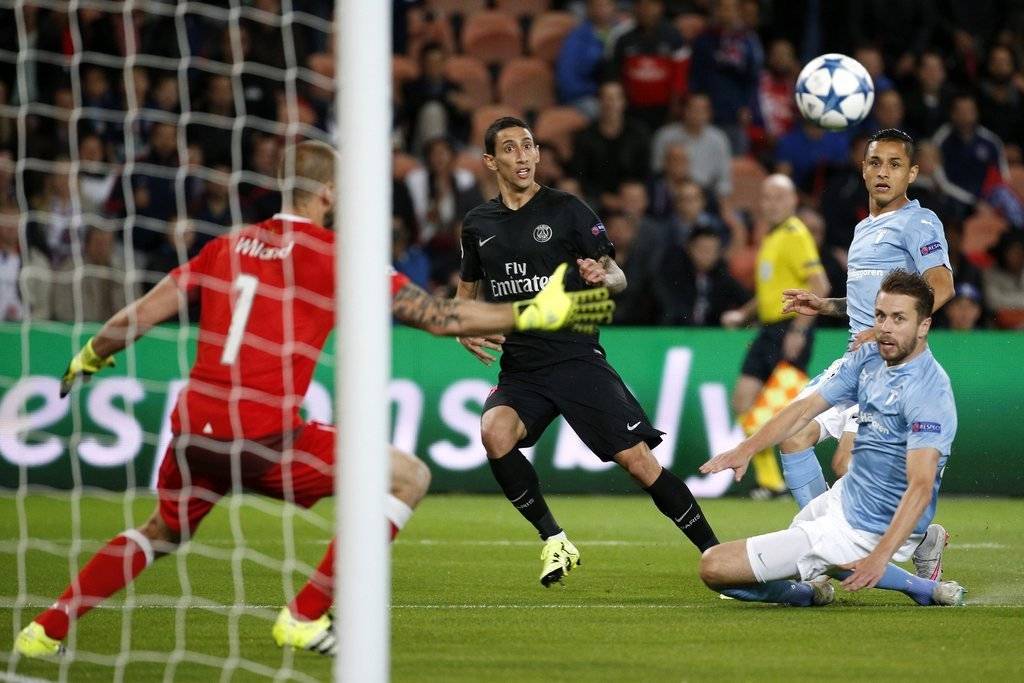 epa04932070 Angel Di Maria (C) of Paris Saint Germain scores the 1-0 lead during the UEFA Champions League Group A soccer match between Paris Saint Germain and Malmo FF at the Parc des Princes Stadium, in Paris, France, 15 September 2015.  EPA/YOAN VALAT