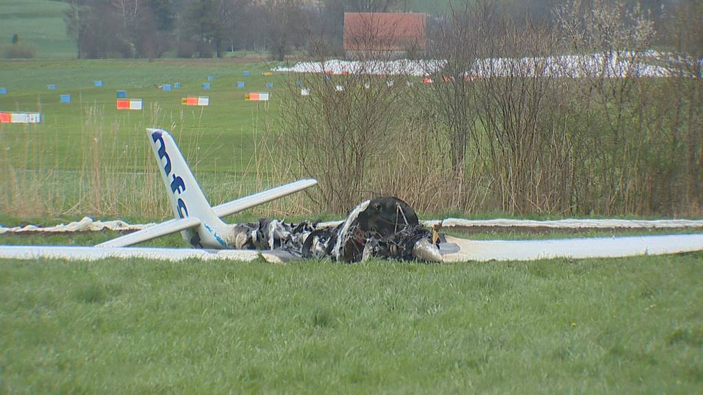Löscheinsatz auf Flugplatz: Flugzeug fängt Feuer – eine Person verletzt