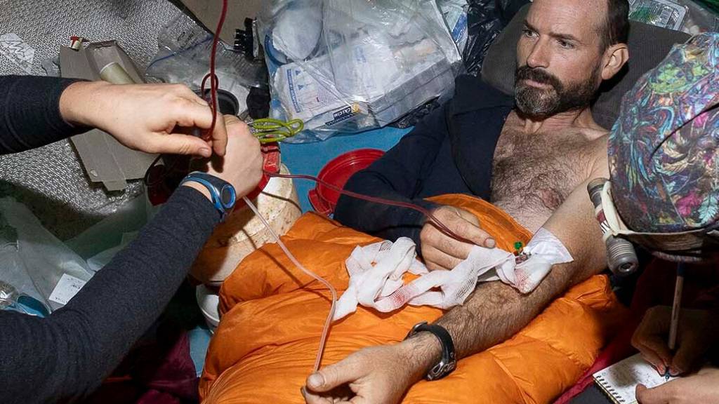 ARCHIV - Ein medizinisches Team kümmert sich um den US-Höhlenforscher Mark Dickey (M) in der Morca-Höhle. Foto: Marton Kovacs/Ungarischer Höhlenrettungsdienst via AP/dpa - ACHTUNG: Nur zur redaktionellen Verwendung und nur mit vollständiger Nennung des vorstehenden Credits