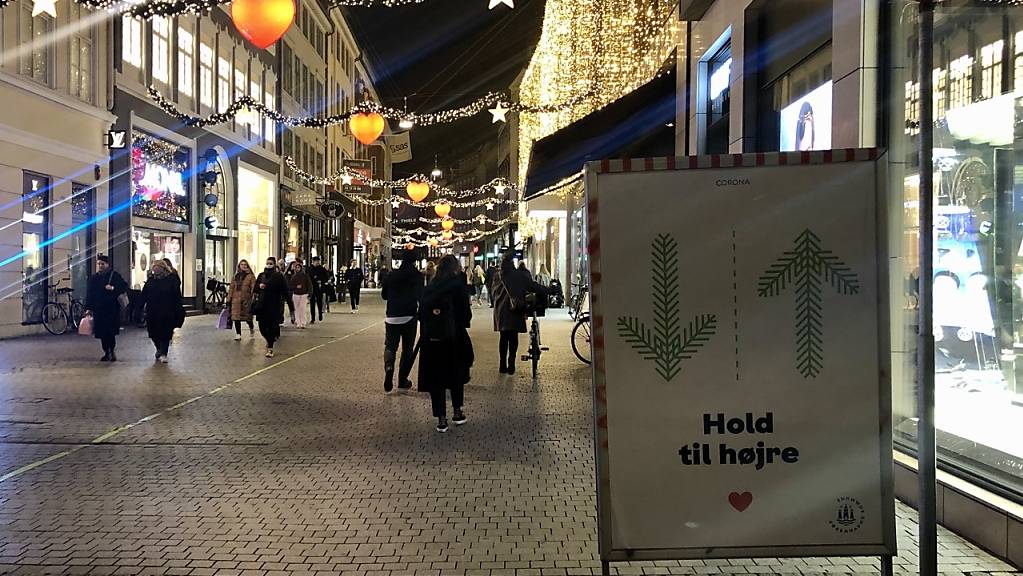 Passanten in Kopenhagen Mitte Dezember. Seit Weihnachten sind die meisten Geschäfte geschlossen. Foto: Steffen Trumpf/dpa