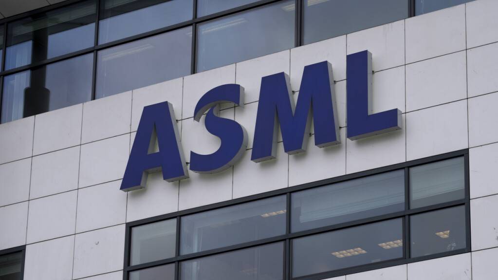 Der niederländische Technologie-Konzern ASML hat im dritten Quartal in etwa so viel Gewinn gemacht wie im Vorjahreszeitraum. Allerdings geht der Hersteller von Maschinen für die Chip-Produktion von einem Einbruch seines Geschäfts in China im kommenden Jahr aus. (Archivbild)