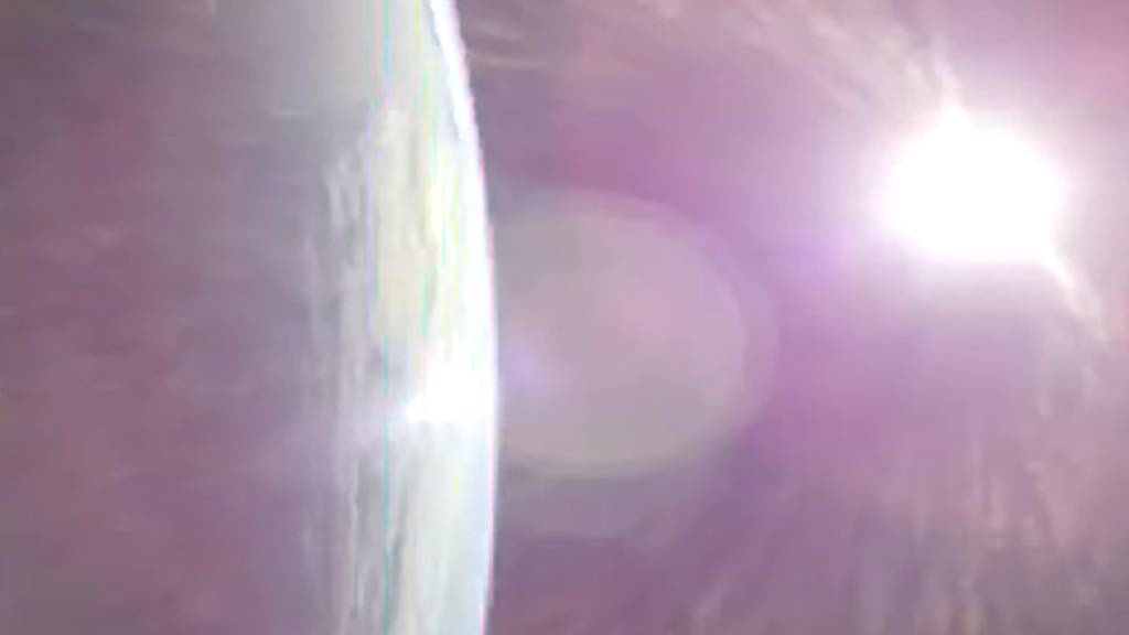 HANDOUT - Dieses Bild aus einem von der NASA zur Verfügung gestellten Video zeigt die Erde, links, vom NASA-Raumschiff Orion aus, das seine Triebwerke in Richtung Mond zündet. Foto: Uncredited/NASA/dpa - ACHTUNG: Nur zur redaktionellen Verwendung im Zusammenhang mit der aktuellen Berichterstattung und nur mit vollständiger Nennung des vorstehenden Credits