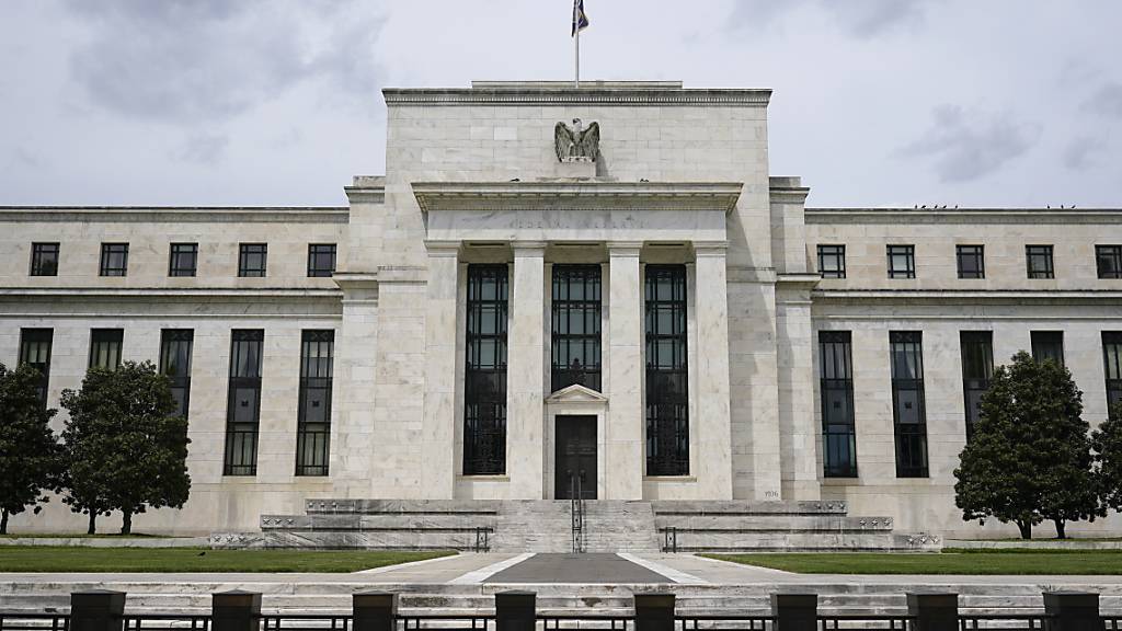 Die US-Notenbank Federal Reserve dürfte an diesem Mittwoch ihren Leitzins weiter stabil auf hohem Niveau halten. Um 19.00 Uhr MEZ will die Fed ihre Entscheidung zum weiteren Kurs der Geldpolitik bekannt geben. (Archivbild)