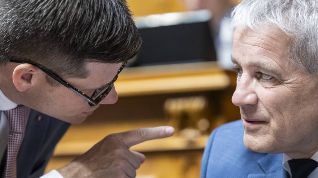 Simone Gianini (FDP/TI) spricht während der Nationalratsdebatte zur Demokratie-Initiative mit Justizminister Beat Jans.