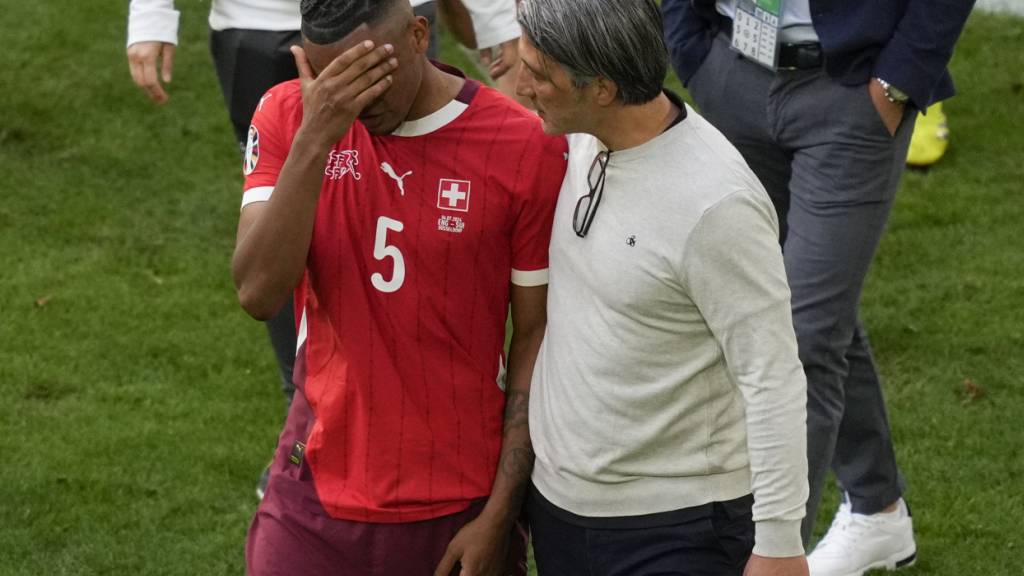 Trainer Murat Yakin tröstet Manuel Akanji, der im Penaltyschiessen gegen England nicht trifft