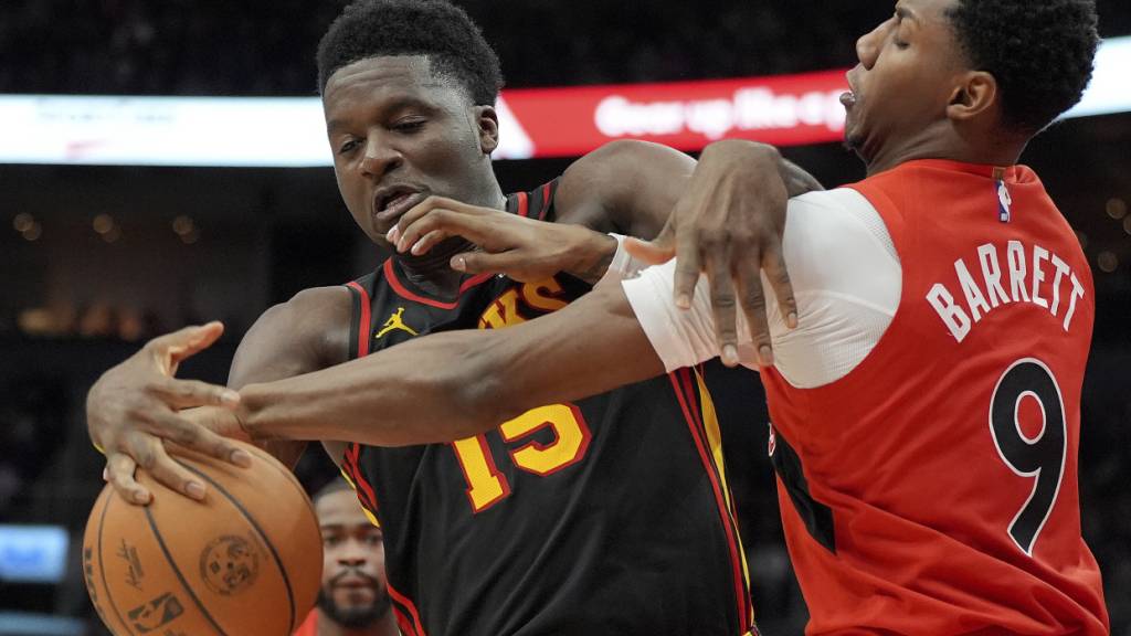 Clint Capela (links) kommt mit den Hawks zum vierten Sieg in Folge