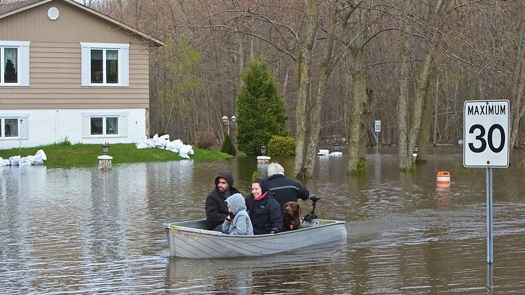 Unterwegs mit Boot statt Auto: In Kanada haben schwere Regenfälle Überschwemmungen verursacht.