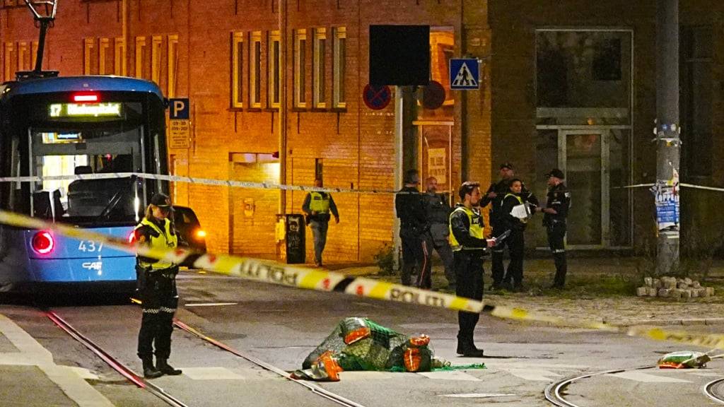 Rettungsdienste sind nach Berichten über eine Explosion an der Pilestredet in der Nähe des Parkveienim Einsatz. Foto: Terje Pedersen/NTB/dpa