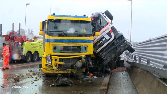 LKW-Unfall legt A3 lahm