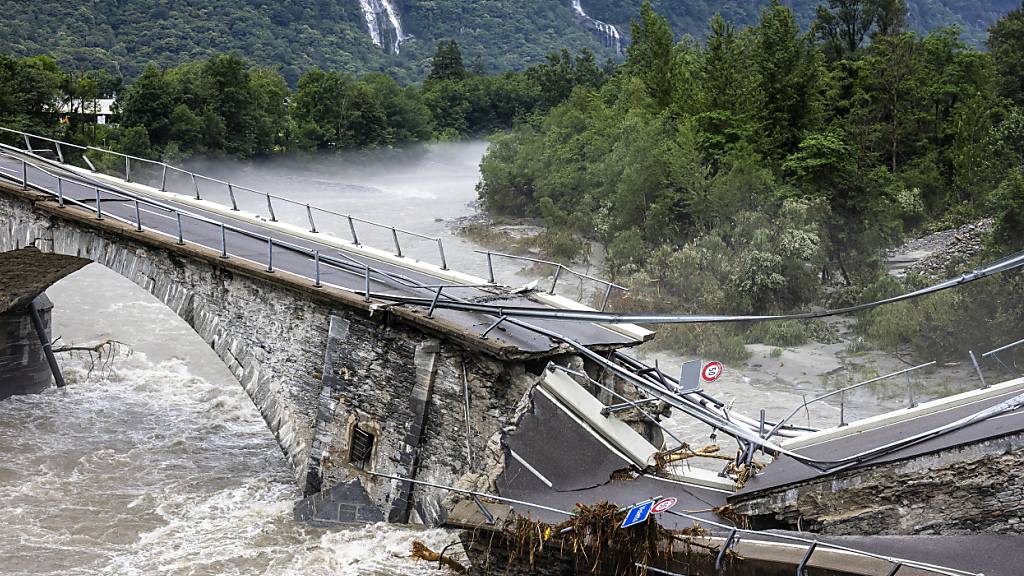 Die Brücke bei Cevio wurde durch die reissende Maggia weggerissen.