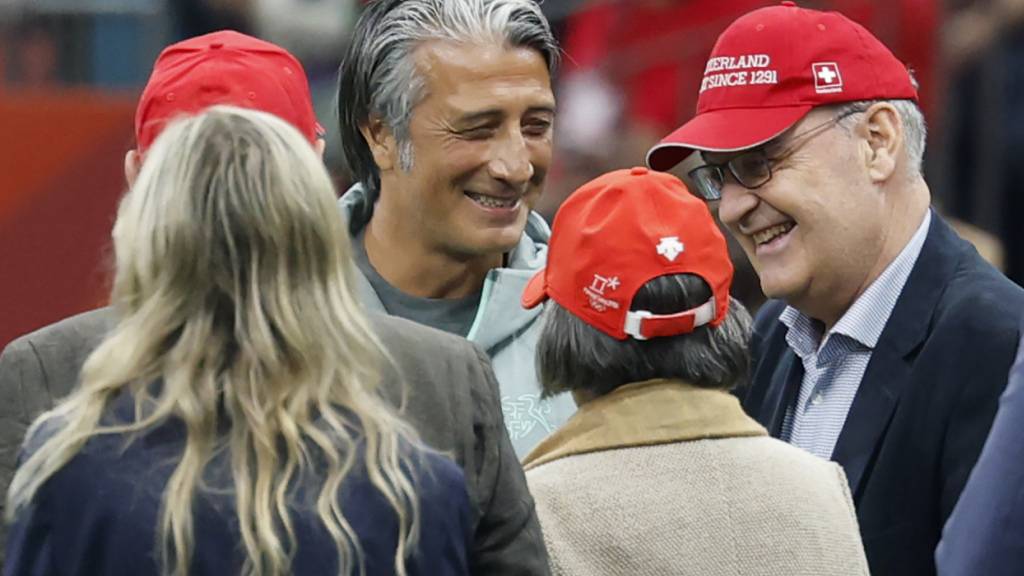 Parmelin erregt in Vancouver Aufsehen mit roter Kappe