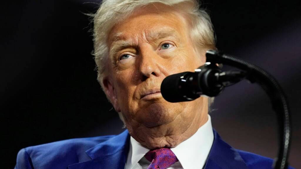 Apple lässt den Grossteil seiner Geräte in Asien fertigen - doch US-Präsident Donald Trump wünscht sich mehr Produktion in den USA.